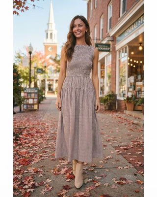 SMOCKED GINGHAM TIERED SLEEVELESS MIDI DRESS / Brown