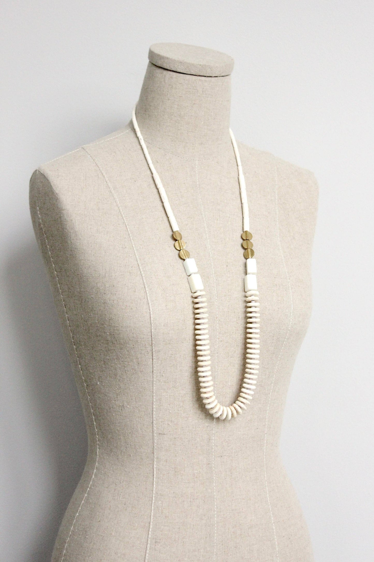 GND233 white magnesite long necklace